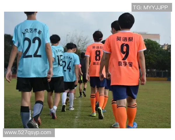 足球巨星传奇再续 球场英姿与荣耀背后的故事